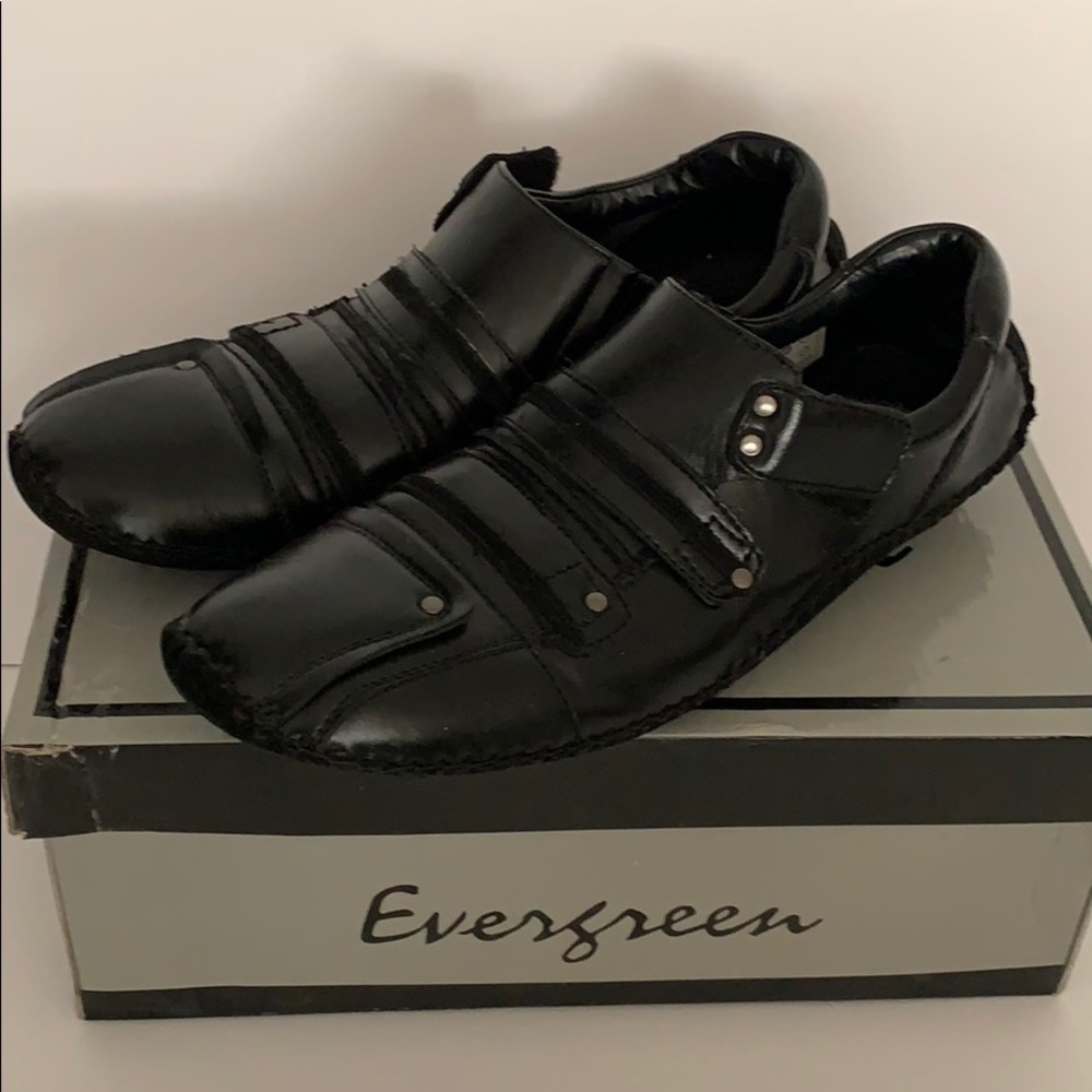 Leather casual sneakers by Evergreen